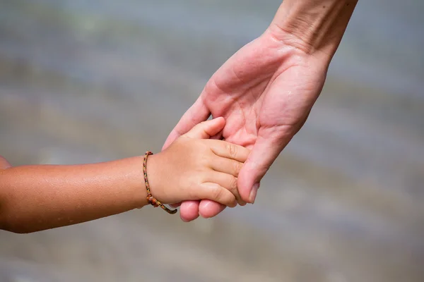 Handen van moeder en kind — Stockfoto