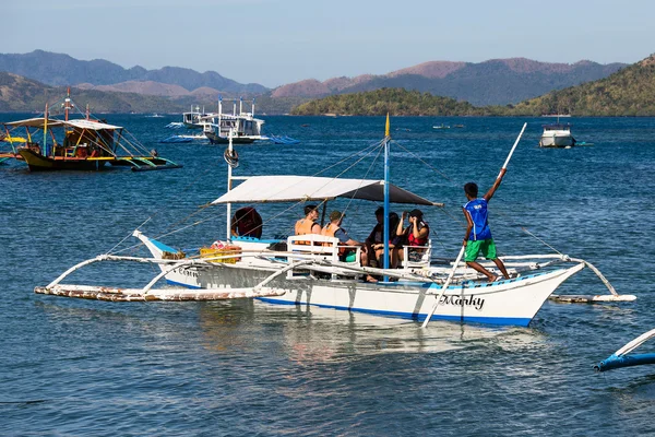 I turisti viaggiano in barca tra le isole delle Filippine — Foto Stock