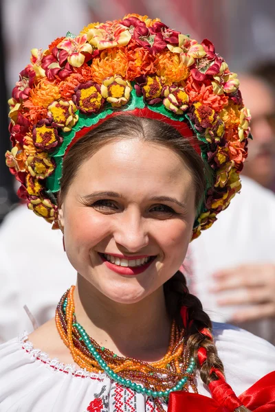 Mujer desconocida participa en el desfile en Khreschatyk. Kiev, Ucrania — Foto de Stock