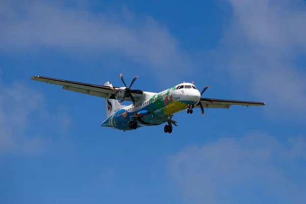 Flying an airplane airline Bangkok Airways over the island of Koh Samui, Thailand. — Stock Photo, Image