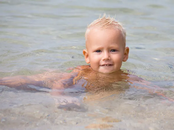 Bebé bonito se divertindo no mar — Fotografia de Stock