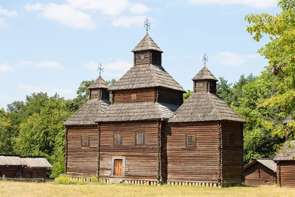 Iglesia ortodoxa antigua ucraniana de madera en verano en el museo de Pirogovo, Kiev, Ucrania —  Fotos de Stock