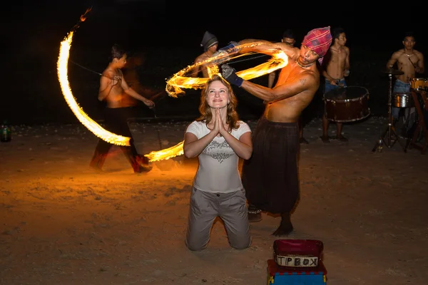 Festival de espectáculo de fuego en la playa, Filipinas — Foto de Stock