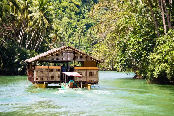 Barca da crociera esotica con turisti su un fiume della giungla. Island Bohol, Filippine . — Foto Stock