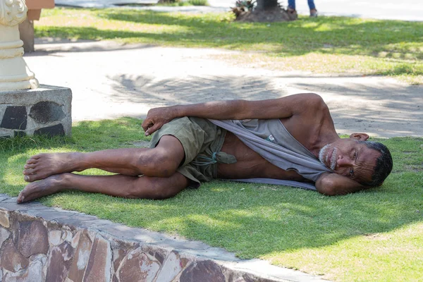 乞丐睡在大街上，菲律宾 — 图库照片