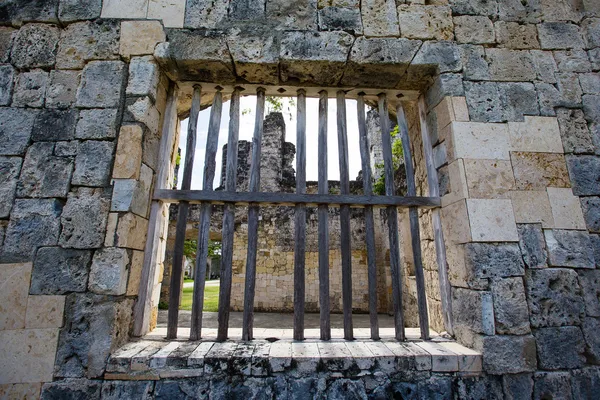 Eski pencere bir kilise oslob, Filipinler.