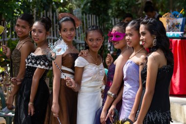 Filipinli öğrencilerin okul bahçesinde maskeli baloları var.
