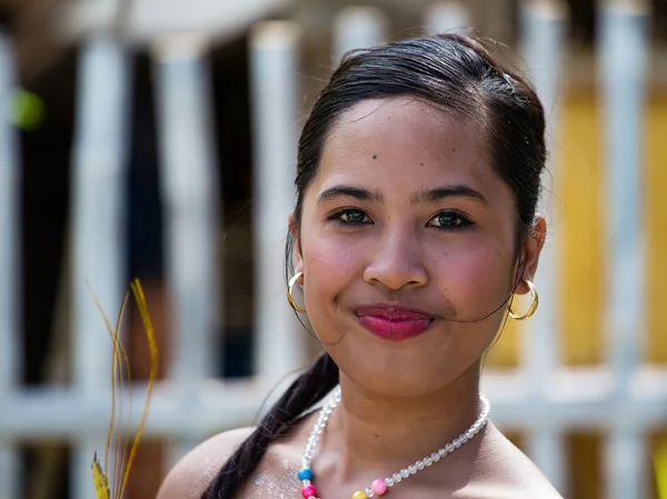 Alunos de filipino no quintal da escola têm um baile de máscaras — Fotografia de Stock