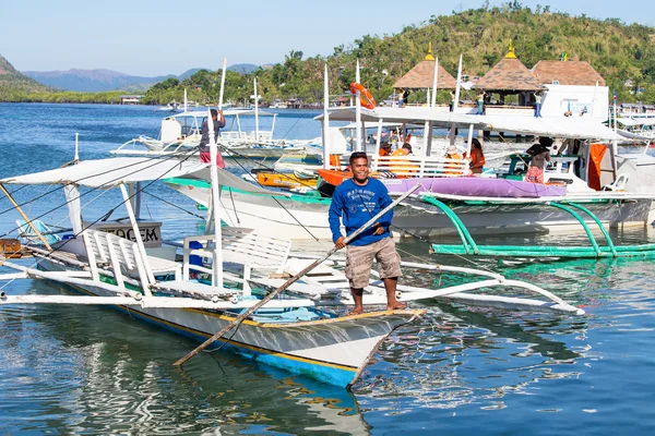 Los turistas viajan en barco entre las islas de Filipinas —  Fotos de Stock