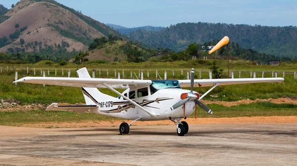 Avião no aeroporto de Busuanga na ilha Coron, Filipinas — Fotografia de Stock