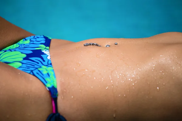 Kızın rahatlatıcı bir yüzme havuzunda, vücut yakın çekim — Stok fotoğraf