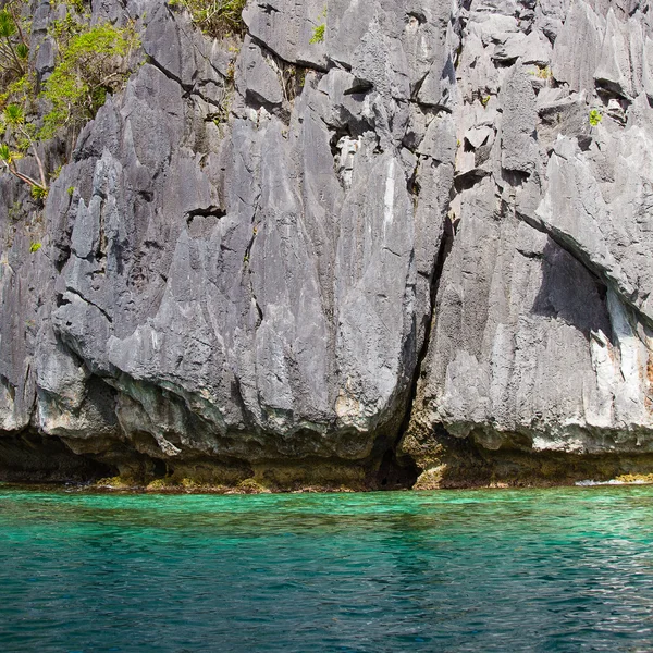 Rock and Sea in El Nido, Filippijnen . — Stockfoto