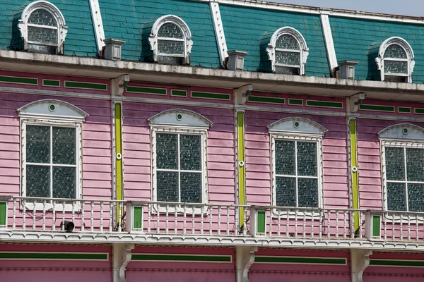 Windows i färgglada hus, i bangkok, thailand — Stockfoto
