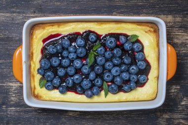 Ahşap arka planda yabanmersinli cheesecake, üst manzara, kapat
