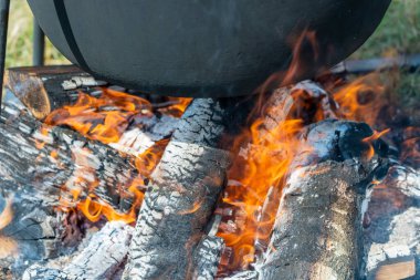Turist siyah kazanı, şenlik ateşinde yemek, yürüyüş, açık hava aktiviteleri. Pilav ya da çorbanın hazırlanması, yakın.