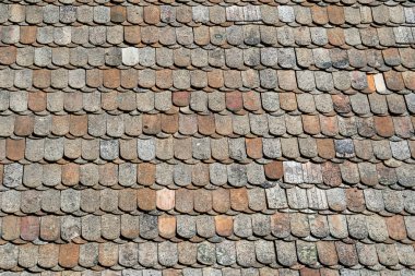 Avrupa 'da bir evin çatısına döşenmiş eski bir döşemeyi kapatın. Ayrıntılarla görüntüle.