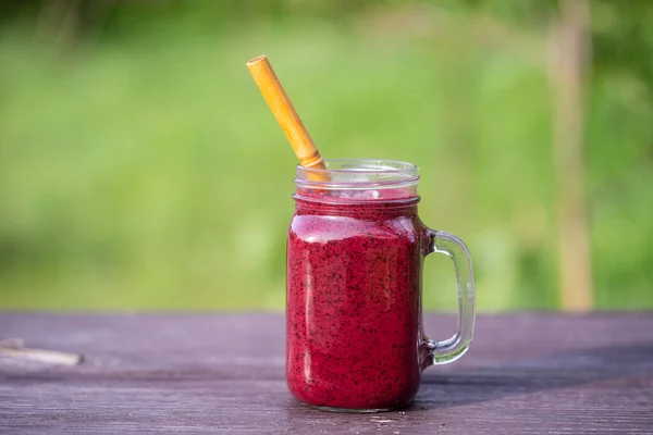 Finom Áfonyás Smoothie Egy Üveg Bögre Asztalon Közelről — Stock Fotó