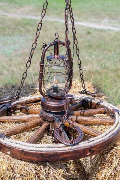 Lámpara Araña Decorativa Una Rueda Carro Con Cadenas Con Cableado —  Fotos de Stock