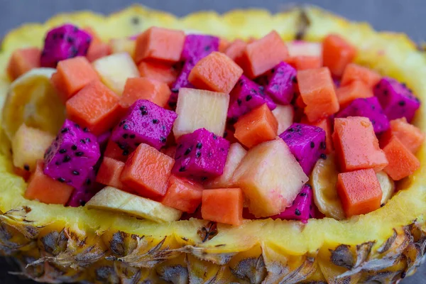 Färsk Tropisk Fruktsallad Fyllda Ananas Hälsosam Frukost Vikt Förlust Koncept — Stockfoto