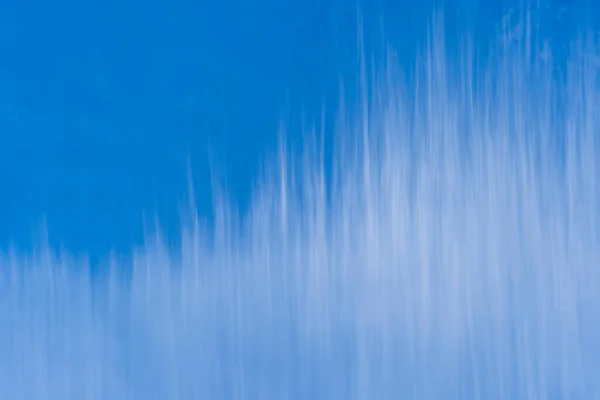 Bílé Pruhy Mraků Pozadí Modré Oblohy Exotické Krásné Tvary Mraků — Stock fotografie