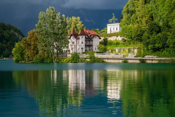 Jezioro Budynki Pochmurne Dni Przed Deszczem Burzami Słowenia Europa Środkowa — Zdjęcie stockowe