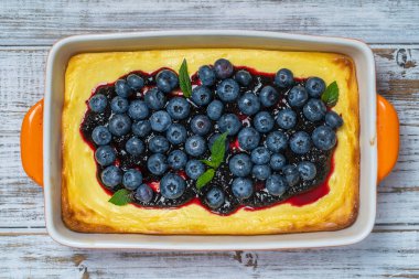 Ahşap arka planda yabanmersinli cheesecake, üst manzara, kapat