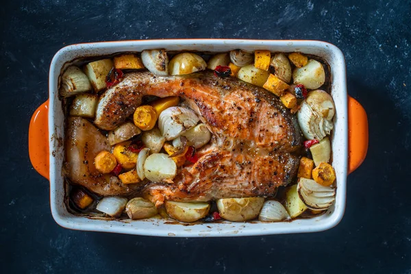 Bakad Laxfilé Med Potatis Morötter Lök Röd Paprika Och Vitlök — Stockfoto