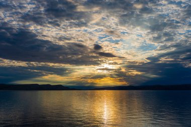 Dramatik gökyüzü, Hırvatistan, Orta Avrupa, seyahat ve doğa konseptiyle Adriyatik Denizi üzerinde gün batımında güzel bir manzara
