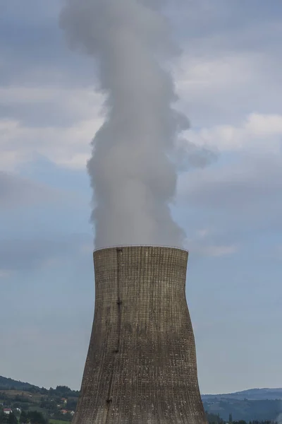 火力发电厂在天空背景下的烟道环境概念 — 图库照片