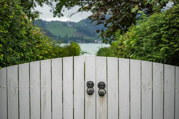 Witte Houten Poort Met Metalen Handgrepen Binnenplaats Het Alpendorp Oostenrijk — Stockfoto