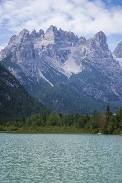 南チロルの夏にドロミテの美しい森林の山々に囲まれたイタリアのドルムゼー湖の壮大な景色 旅行と自然コンセプト — ストック写真