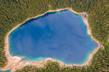Kara Göl veya Crno Jezero, kuzey Karadağ. Avrupa 'nın Zabljak kenti yakınlarındaki Durmitor Milli Parkı' nda 1416 metre yüksekliğinde bir buzul gölüdür. Hava fotoğrafçılığı