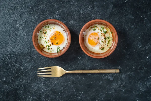 两个煎蛋在一个圆形陶瓷盘的眼睛的形式 煮小煎蛋是一种简单的早餐 顶部视图 关闭了 — 图库照片