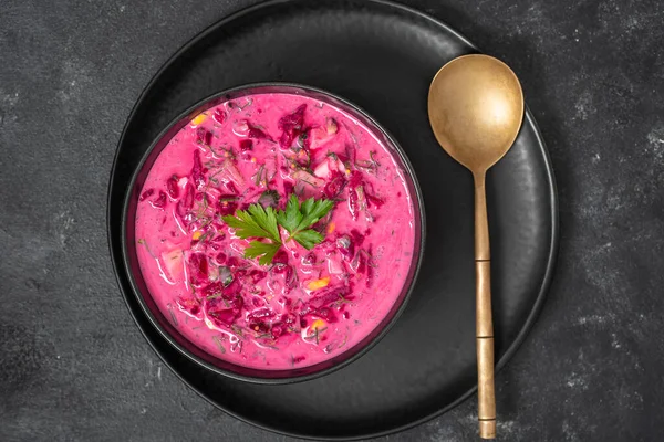 Heerlijke Koude Zomerbietensoep Met Komkommer Gekookt Radijs Zwarte Schaal Tafel — Stockfoto