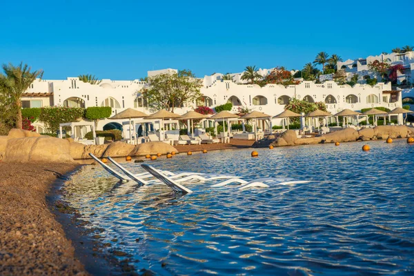 Tre Lettini Plastica Bianca Acqua Mare Una Spiaggia Tropicale Durante — Foto Stock