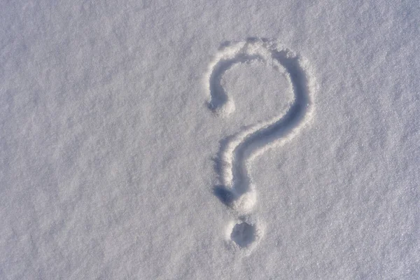 Fragezeichen Auf Weißem Neuschnee Winter Hautnah Fragezeichen Auf Schnee Natürliche — Stockfoto