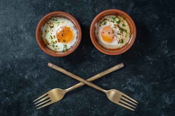 两个煎蛋在一个圆形陶瓷盘的眼睛的形式 煮小煎蛋是一种简单的早餐 顶部视图 关闭了 — 图库照片