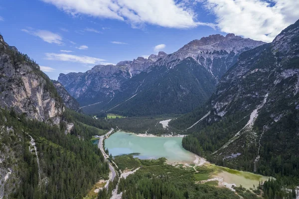 南チロル モンテPiana 旅行と自然コンセプトの夏にドロミテの美しい森林の山々に囲まれたイタリアのドルムゼー湖の壮大な景色 — ストック写真