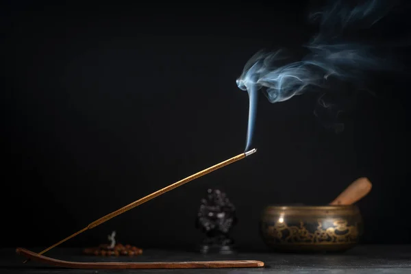 Asiatisches Räucherstäbchen Einem Stabhalter Der Vor Rauch Auf Schwarzem Hintergrund — Stockfoto
