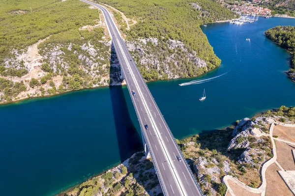 Volando Sobre Río Krka Autostrada Puente Arco Verano Día Soleado — Foto de Stock