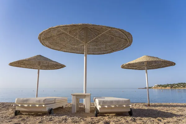 Luxus Sandstrand Mit Liegestühlen Und Weißen Strohschirmen Einem Tropischen Resort — Stockfoto