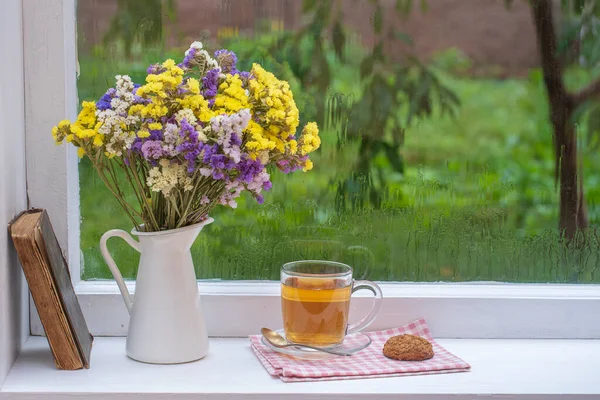 Stara Książka Kolorowy Bukiet Kwiatów Biały Kubek Herbaty Tle Okna — Zdjęcie stockowe