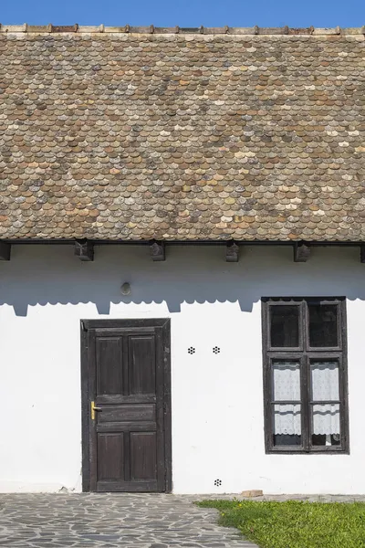 Detalle Antigua Casa Rural Con Techo Baldosas Ventana Puerta Madera —  Fotos de Stock