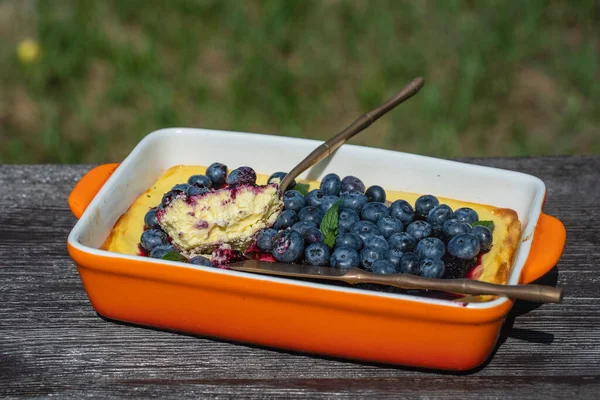Piece Blueberry Cheesecake Ceramic Bowl Table Close — Stock Photo, Image