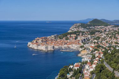 Hırvatistan 'ın eski Dubrovnik kasabası, mavi deniz ve dağlarının hava manzarası. Adriyatik Denizi 'nin Dalmaçya kıyıları, Avrupa. Seyahat ve doğa kavramı