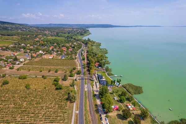 Vista Aérea Del Lago Balaton Carretera Con Coches Largo Del — Foto de Stock