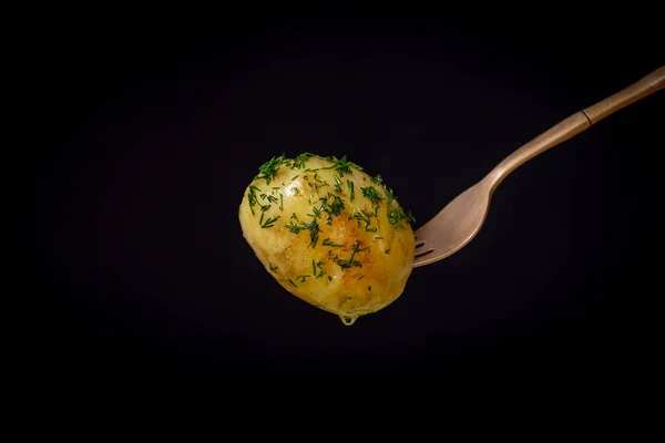 Garfo Com Batata Jovem Fervida Fundo Preto Fechar — Fotografia de Stock