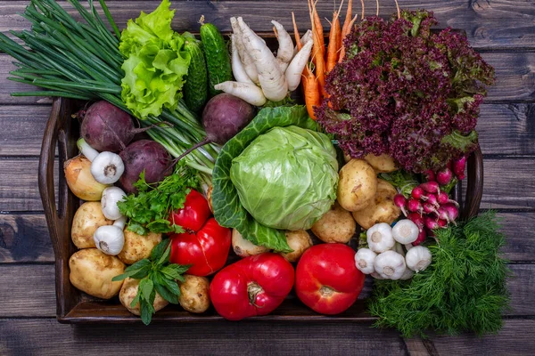 Grupo Legumes Frescos Crus Bandeja Mesa Madeira Rústica Seleção Inclui — Fotografia de Stock