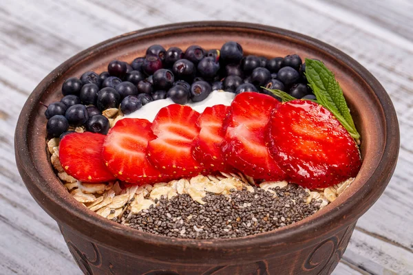 Müsli Aus Roten Erdbeeren Blaubeeren Chiasamen Haferflocken Mit Joghurt Nahaufnahme — Stockfoto