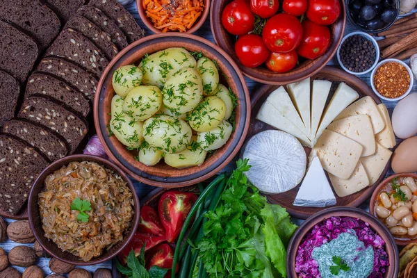 Verschiedene Speisen Gekochte Junge Kartoffeln Bohnen Geschmorter Kohl Rübensalat Mit Stockfoto